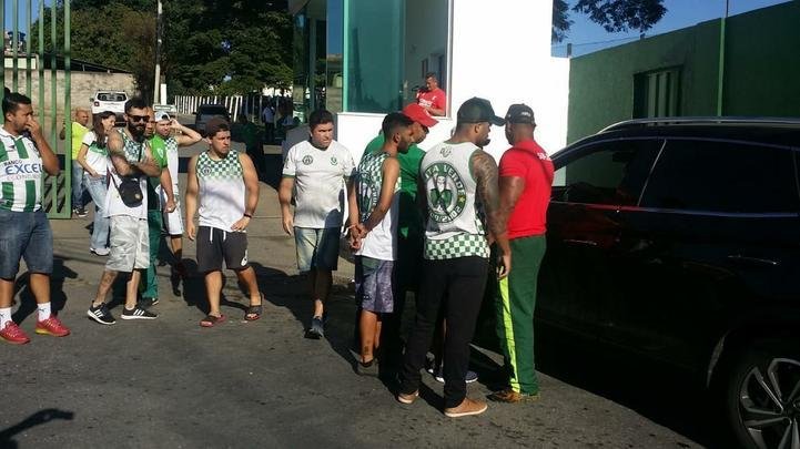 Torcedores americanos fizeram protesto e abordaram os jogadores na porta do CT Lanna Drumond