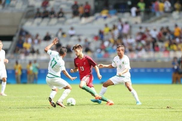 Portugal e Arglia empataram por 1 a 1 no Mineiro. Resultado fez os lusitanos avanarem s quartas de final em primeiro. Honduras passou em segundo. Surpreendentemente, Argentina est eliminada dos Jogos do Rio j na primeira fase do futebol masculino 