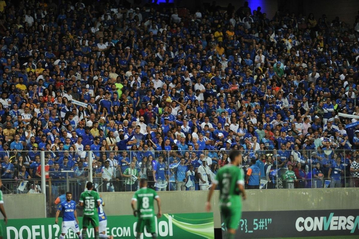 Com gols de Thiago Neves, Arrascaeta e Ded, Cruzeiro goleou a Chapecoense por 3 a 0