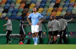 Jogadores do Lyon comemoram classificao, enquanto atletas do City so consolados em campo