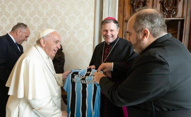 Vaticano: Papa Francisco recebe camisa do Grêmio de bispo de Porto Alegre