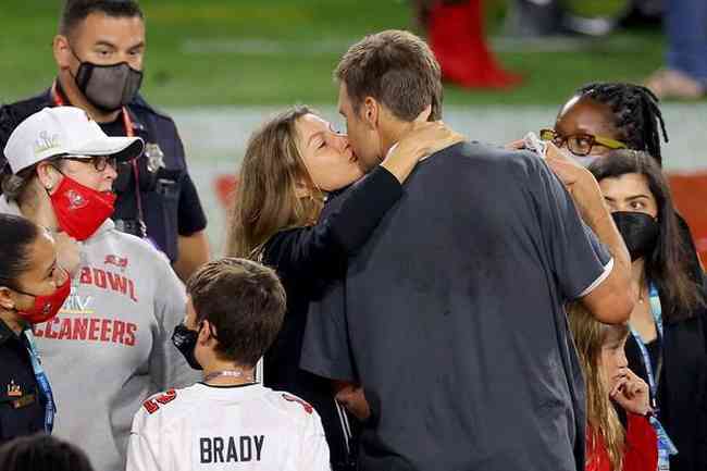 Pela segunda vez, Tom Brady anuncia aposentadoria do futebol