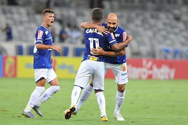 Bruno Rodrigo, de cabea, abriu o placar para o Cruzeiro no Mineiro