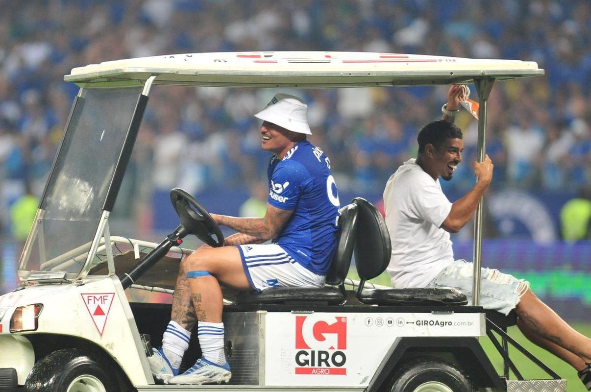 Depois de confirmar o acesso  Srie A com a vitria sobre o Vasco, jogadores do Cruzeiro foram  loucura no Mineiro. Nas arquibancadas, torcedores deliraram. Muitos tambm foram s lgrimas de emoo 
