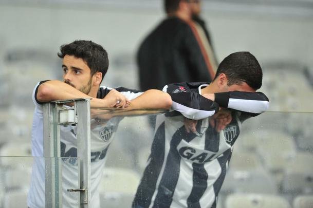 Fotos de tristeza e decepo dos torcedores atleticanos com a eliminao da Copa Sul-Americana para o Coln, no Mineiro. Galo perdeu nos pnaltis por 4 a 3