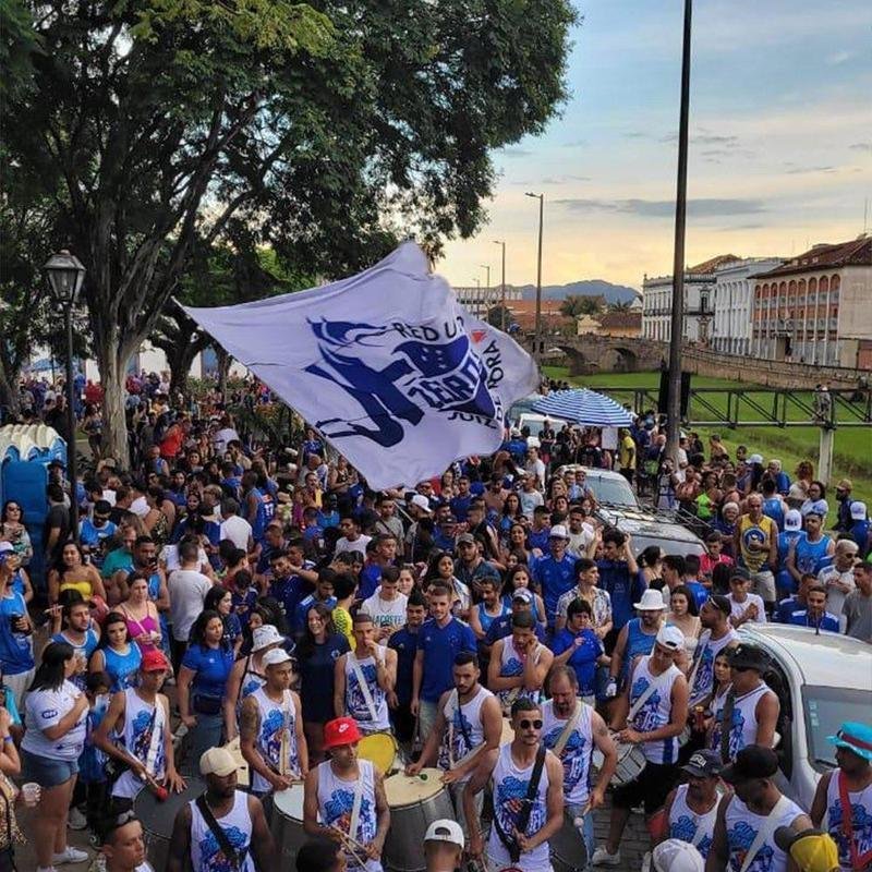 Cerca de 8 mil folies foram s ruas de So Joo del-Rei para acompanhar o Bloco Raposo, nesse sbado de Carnaval