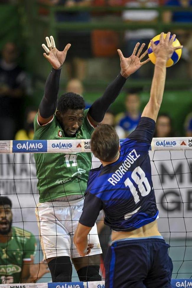 Cruzeiro se garantiu na decis�o do Sul-Americano de V�lei ao bater os argentinos do Policial Voley por 3 sets a 0, neste s�bado (5), no Gin�sio do Riacho, em Contagem. As parciais foram de 25/20, 29/27 e 25/16