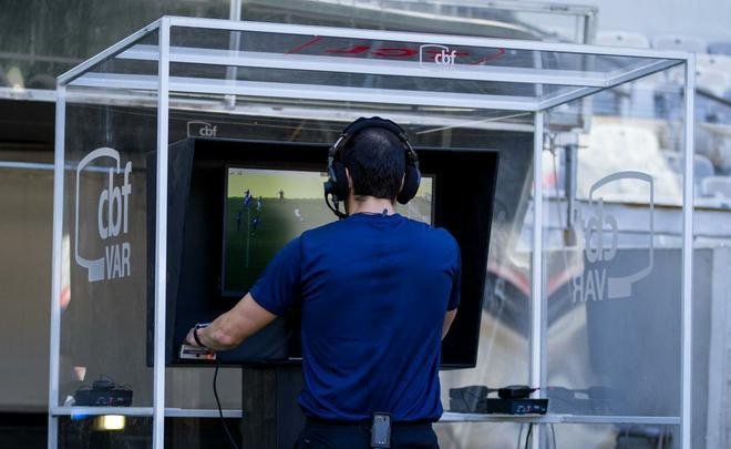 Com estreia marcada para o Mineiro na noite desta quarta-feira, no jogo entre Cruzeiro e Santos, pela Copa do Brasil, o VAR (rbitro de vdeo) foi testado em treino da equipe Sub-20 do clube celeste na tarde desta tera-feira. A equipe de juzes foi liderada por Rodolpho Toski Marques, que tambm ser o responsvel no duelo entre mineiros e paulistas. A iniciativa realizada faz parte das exigncias da FIFA para que a utilizao do VAR seja homologada no estdio. Durante as atividades, foram revisados lances de pnalti, impedimentos e aplicao de cartes, dentre outras situaes de jogo