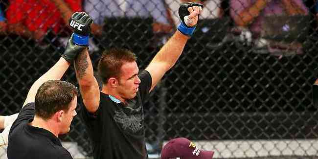 Shields comemora vitria como azaro no UFC Fight Night 29, em Barueri, contra Demian Maia