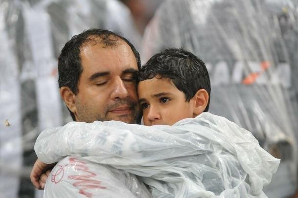Fotos de tristeza e decepo dos torcedores atleticanos com a eliminao da Copa Sul-Americana para o Coln, no Mineiro. Galo perdeu nos pnaltis por 4 a 3