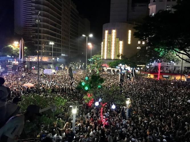 Praça Sete, no Centro de BH, tomada por atleticanos na festa do título brasileiro