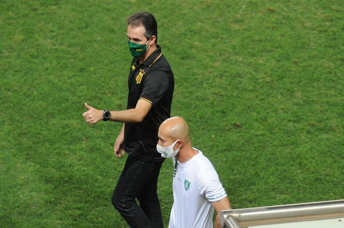 Fotos do jogo entre Amrica e Sampaio Corra, no Independncia, em Belo Horizonte, pela 27 rodada da Srie B do Campeonato Brasileiro