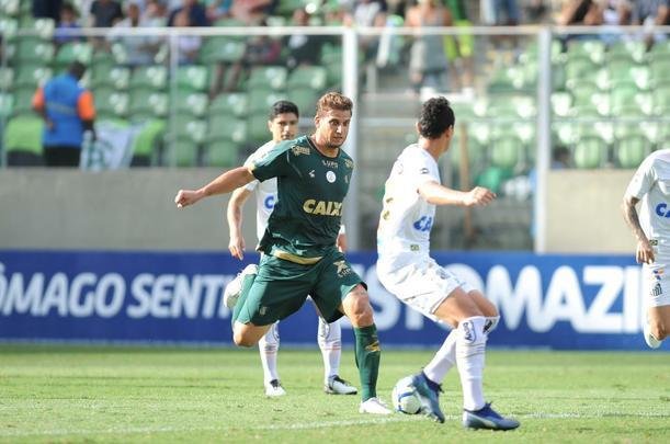 Rafael Moura marcou o primeiro gol do Coelho: limpou o zagueiro e tocou no canto de Vanderlei
