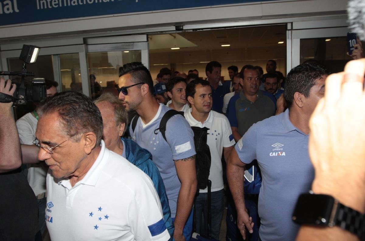Depois de vencer o Corinthians por 2 a 1, em So Paulo, e conquistar o hexa da Copa do Brasil, jogadores do Cruzeiro foram recebidos com muita festa no Aeroporto de Confins, na Grande Belo Horizonte