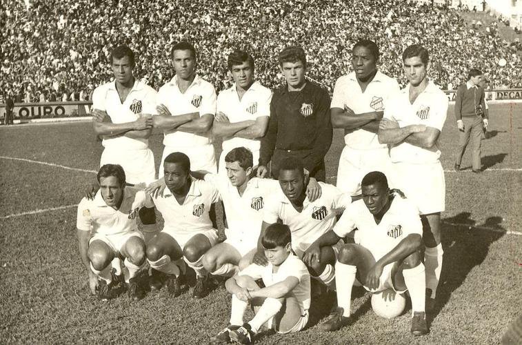 1968 - Jogadores do Santos Futebol Clube. Da direita para a esquerda: Carlos Alberto, R. Delgado, Clodoaldo, Claudio, Joel e Rildo, em pé. Agachados: Toninho, Lima, Douglas, Pele e Edu.
