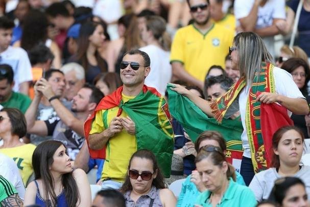 Mineiro ficou colorido nesta quarta-feira com camisas de clubes e selees em duelo da Olimpada