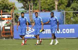 Cruzeiro treina com novo uniforme na Toca da Raposa II