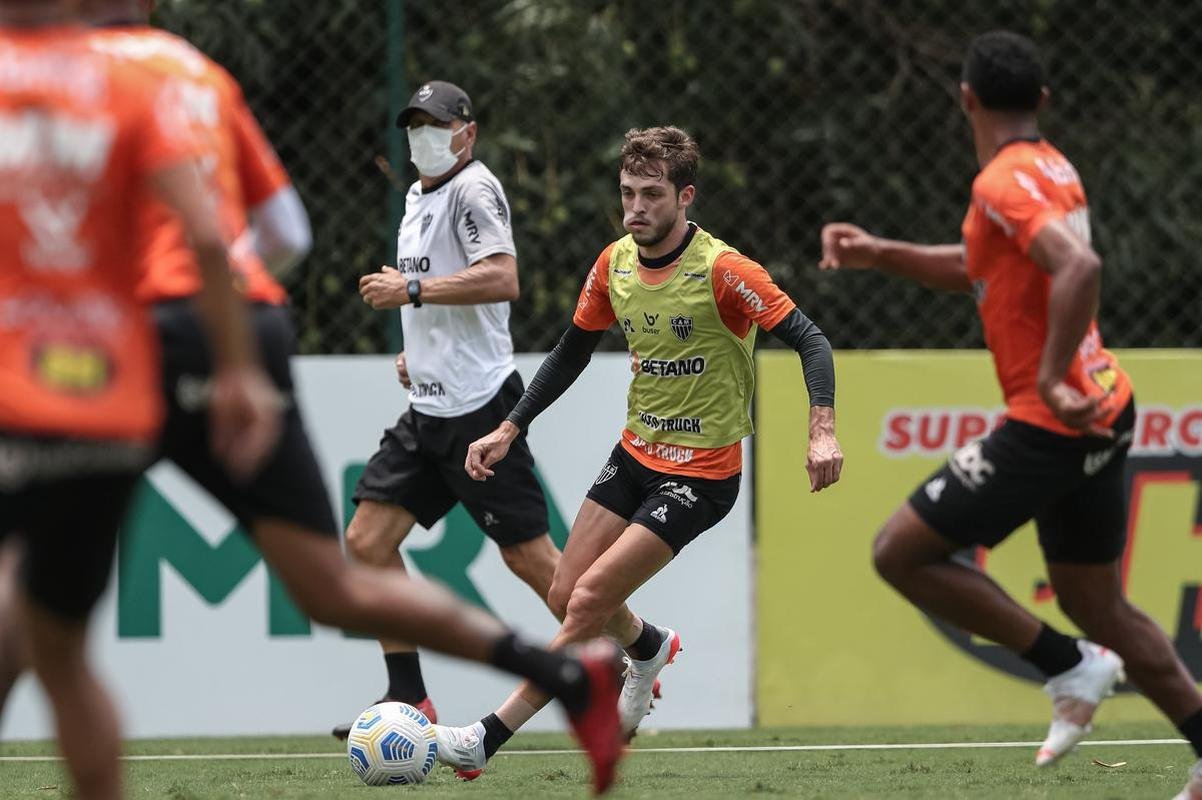 Aps a vitria por 2 a 1 sobre o Cuiab, neste domingo (24), pelo Campeonato Brasileiro, o elenco do Atltico se reapresentou e treinou na tarde desta segunda-feira (25), na Cidade do Galo, em Vespasiano. As atividades visaram o duelo de volta da semifinal da Copa do Brasil, contra o Fortaleza, que ocorrer na quarta-feira (27). Por ter vencido o jogo de ida por 4 a 0, no Mineiro, o Galo tem vaga encaminhada na deciso do principal torneio mata-mata do pas.