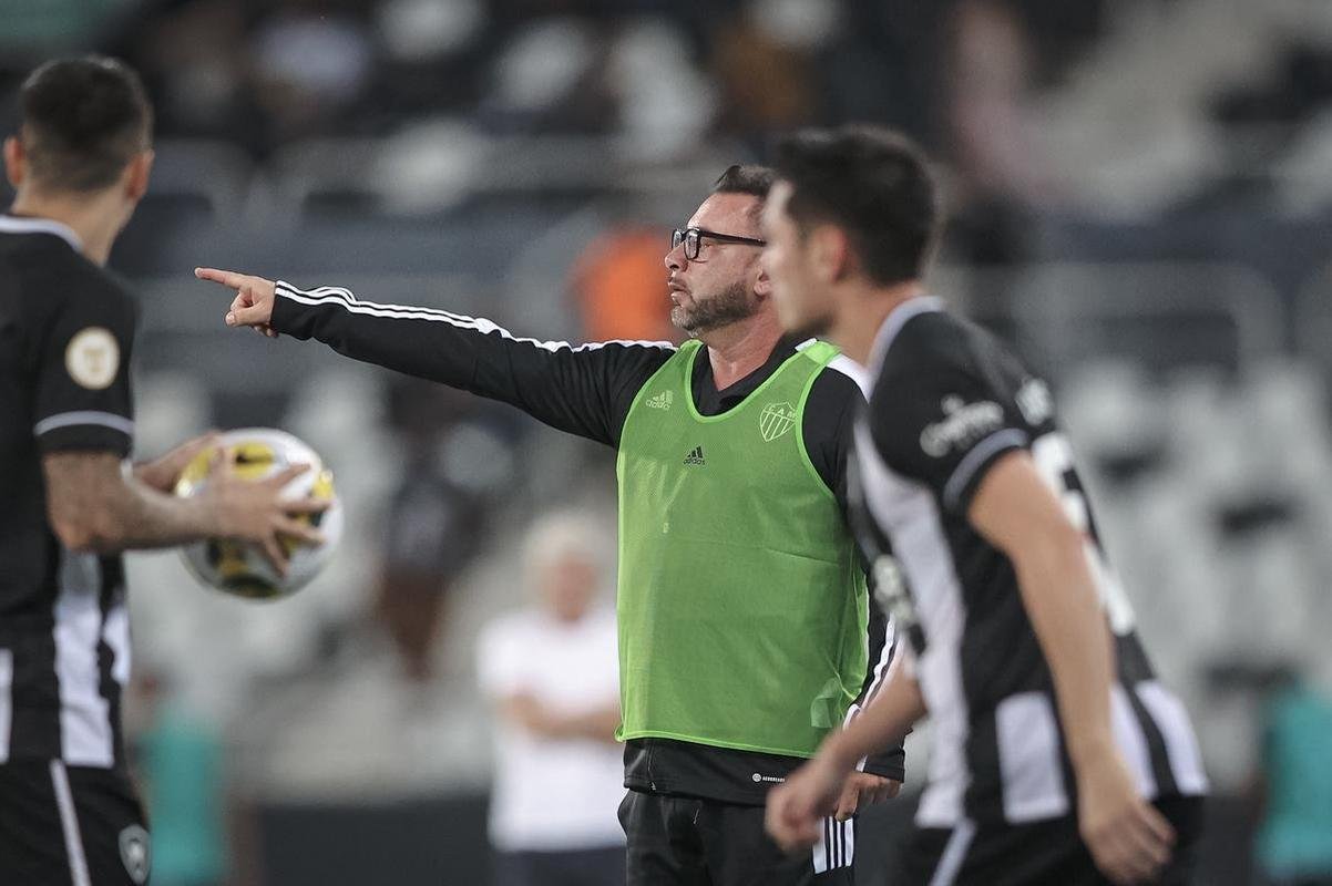 Botafogo x Atltico: veja fotos do jogo no Nilton Santos