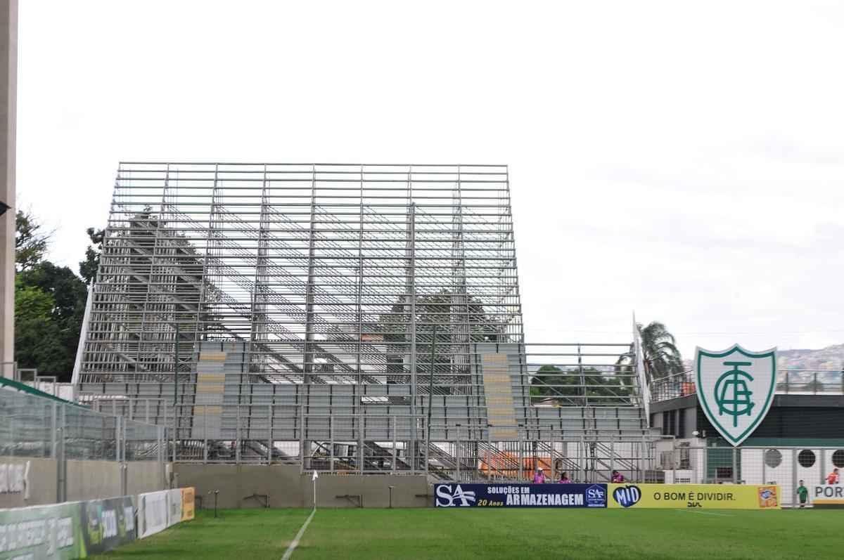 Fotos das obras de instalao de arquibancadas mveis no estdio Independncia