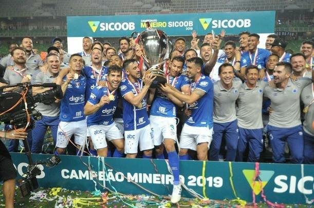 Entrega de medalhas e erguimento da taa: veja a festa do Cruzeiro com o bi do Mineiro