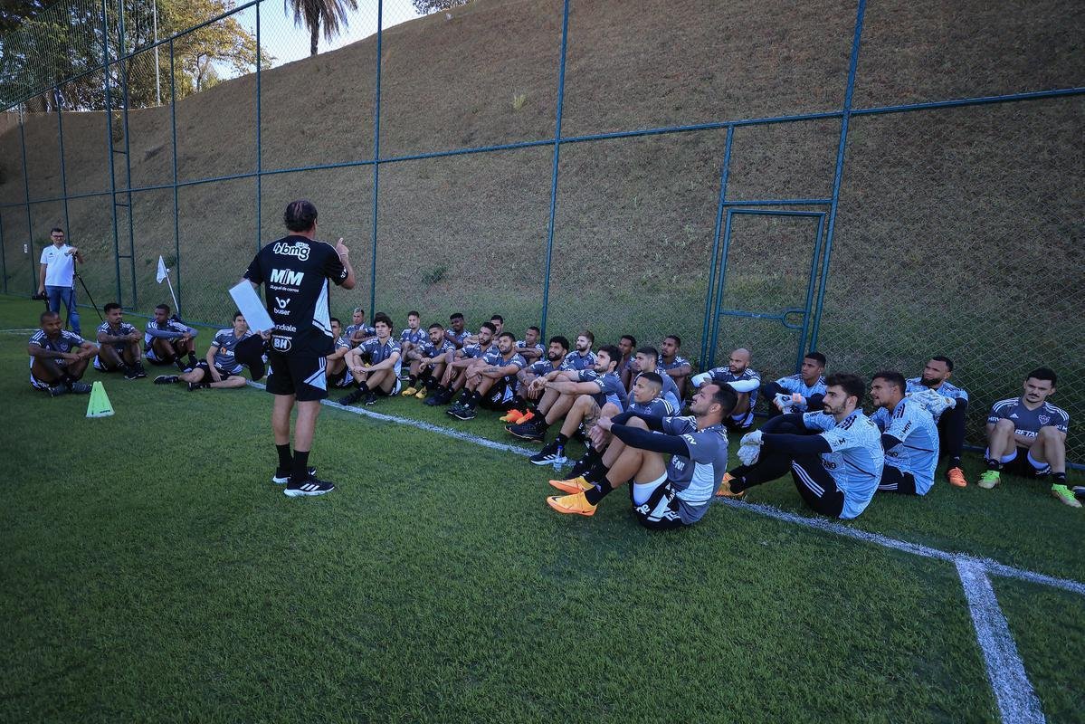 Nesta tera-feira (26), Cuca foi apresentado como treinador do Atltico - pela terceira vez na carreira. Primeiro, foi saudado pelo diretor de futebol Rodrigo Caetano e concedeu entrevista coletiva na sala de imprensa da Cidade do Galo. Depois, comandou o primeiro treino com o elenco no CT, j pensando no confronto contra o Internacional, pelo Campeonato Brasileiro.