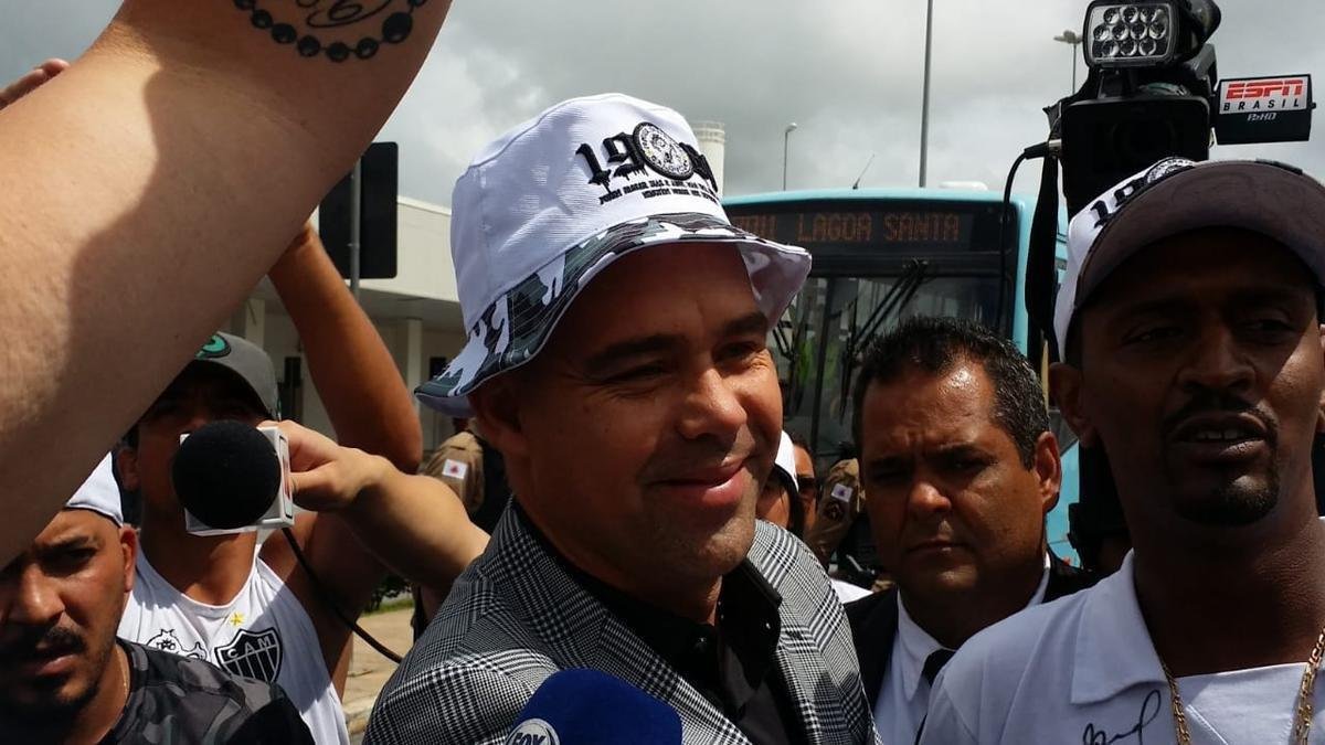 Aps atender a imprensa, Dudamel foi at os torcedores do Atltico, que foram impedidos pela PM de entrar no aeroporto