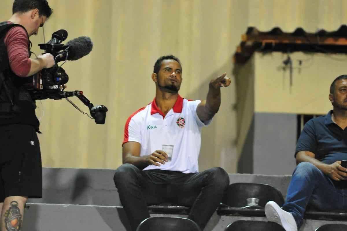 Goleiro Bruno acompanhou vitria do Boa sobre o Arax das arquibancadas do Estdio Dilzon Melo e vibrou muito com gols do seu novo clube