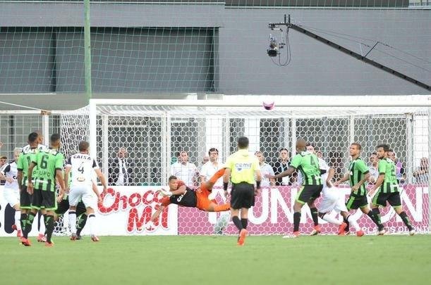 Imagem do polmico gol do Atltico: Rger Guedes cabeceou, Glauco defendeu e o rbitro Igor Junio Benevenuto confirmou o gol baseado na viso do auxiliar Guilherme Dias Camilo. Imagem do canal Premiere apontou que defesa foi feita sobre a linha de meta e a bola no entrou.