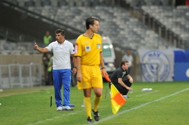 Em jogo com grande atuao do goleiro Fbio, Cruzeiro derrotou Santos de virada, por 2 a 1, com gols de Sass e Raniel; Gabriel Barbosa marcou para o Peixe, no Mineiro, pela 26 rodada do Brasileiro