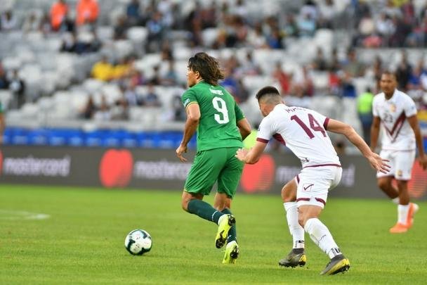 Imagens da partida entre Bolvia e Venezuela