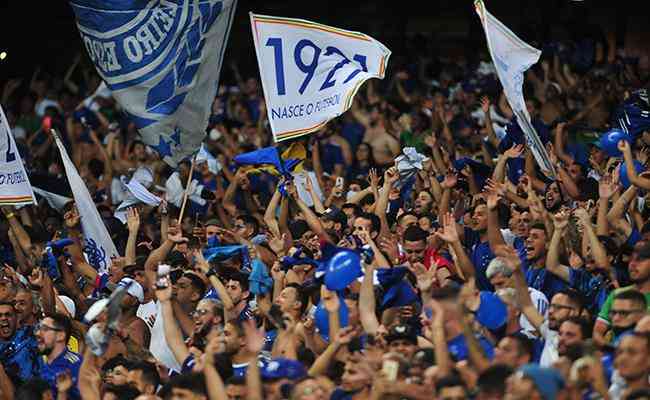 Torcida do Cruzeiro fez muita festa em vitria sobre o Brusque no Mineiro