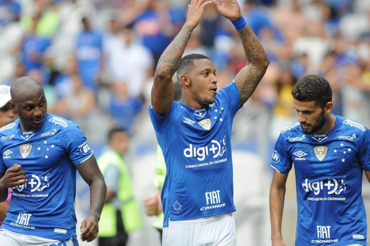 No segundo tempo, David ampliou a vitria do Cruzeiro para 2 a 0, em belo gol