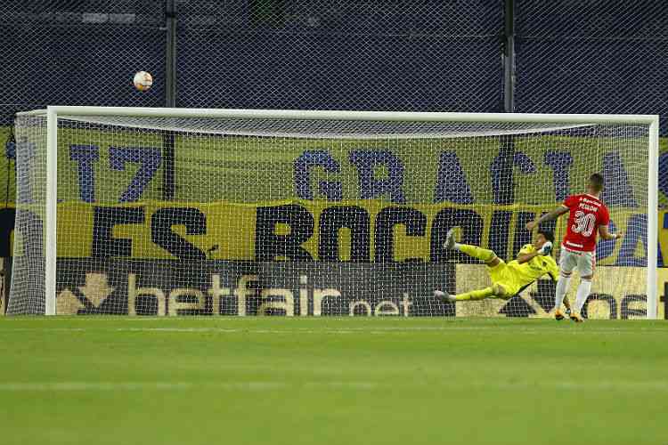 Racing converte dois pênaltis, mas perde para o Atlético Nacional pela  Libertadores fora de casa, libertadores