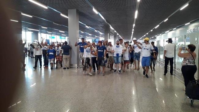 Torcida do Cruzeiro fez festa no Aeroporto de Confins na chegada de Rodriguinho a Belo Horizonte