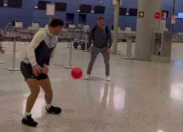 Tenistas aproveitaram o clima de Copa do Mundo e bateram bola no Aeroporto de Confins após realizarem um jogo de exibição na capital mineira