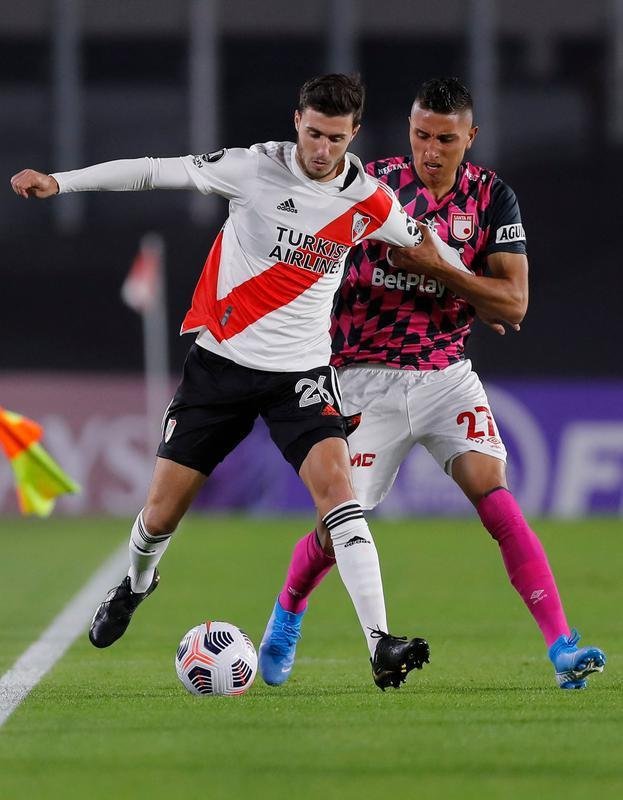 Com 25 casos simultneos de COVID-19, River Plate enfrentou Independiente Santa Fe-COL com apenas 11 jogadores disponveis e com o volante Enzo Prez improvisado como goleiro.