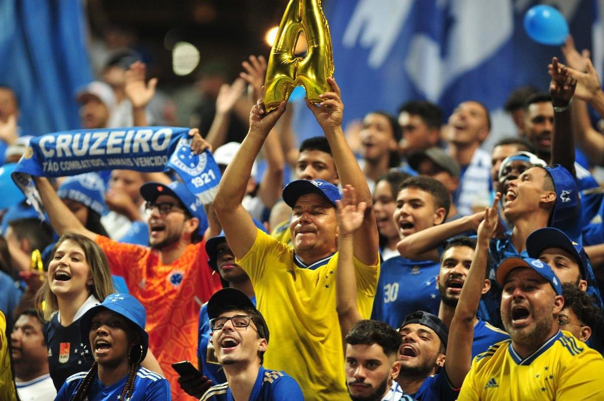 Festa da torcida do Cruzeiro no Mineiro diante do Vasco pela Srie B