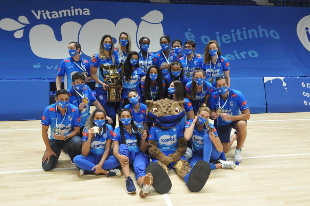 Fotos da chegada das jogadoras do Minas em Belo Horizonte, aps a equipe vencer o Praia Clube e conquistar a Superliga Feminina de Vlei.