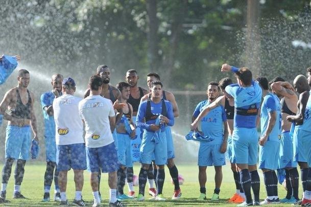 Cruzeiro se reapresentou aps estreia na Copa Libertadores e iniciou sua preparao para o clssico de domingo, s 11h, no Independncia, contra o Atltico, pela nona rodada do Mineiro. As novidades foram as presenas do atacante Sass e do zagueiro Cac, da base. Fred foi vetado devido a um estiramento na panturrilha direita. 