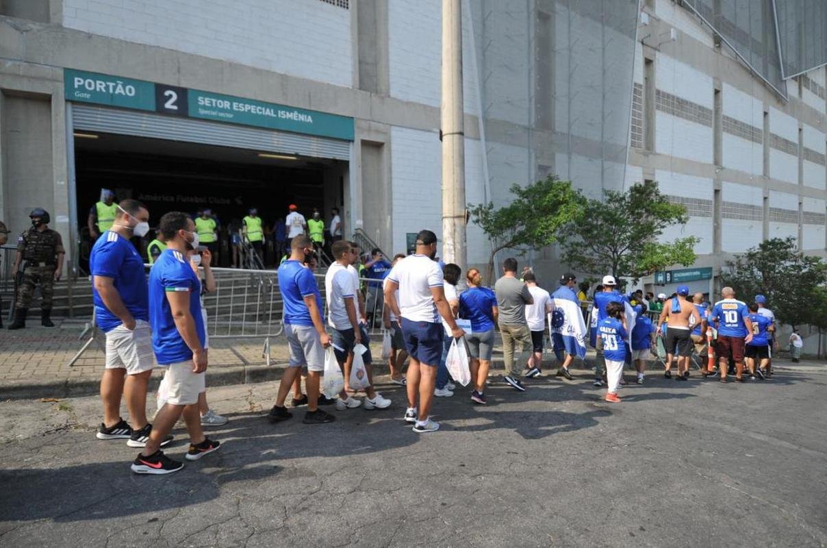 Torcida do Cruzeiro chega ao Independncia para o primeiro jogo com pblico no estdio durante a pandemia