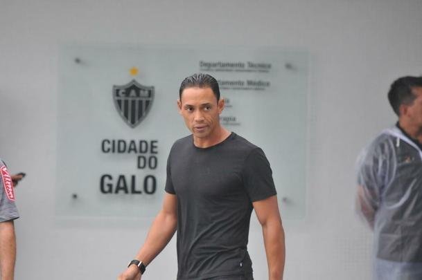 Atltico voltou ao trabalho nesta quinta-feira e apresentou Ricardo Oliveira (foto); alm do atacante, presidente Sergio Sette Cmara e diretor de futebol Alexandre Gallo falaram com os jornalistas