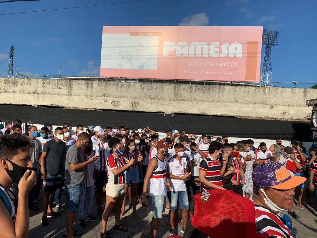 Enquanto a bola rolava para Ferroviário e Santa Cruz, neste domingo, grupo de torcedores se encontraram na sede do estádio do Arruda para protestar