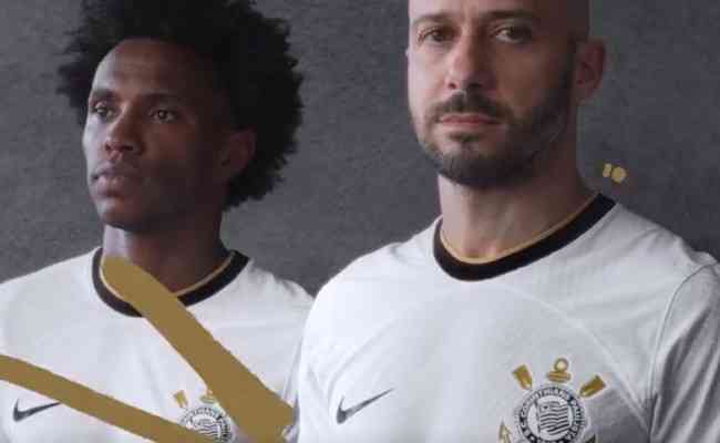 Willian e Alessandro, hoje gerente de futebol do Corinthians, aparecem no vídeo promocional da nova camisa