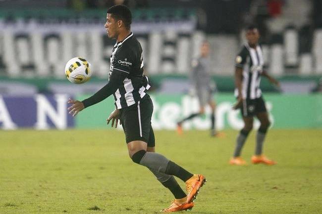 Fotos da partida entre Botafogo e Amrica, pelo duelo de volta das oitavas de final da Copa do Brasil. Jogo foi realizado nesta quinta-feira (14), no estdio Nilton Santos, na cidade do Rio de Janeiro.