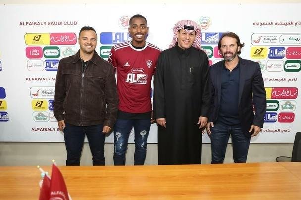 Emprestado até maio pelo Atlético, o atacante Denílson foi recebido com flores no Aeroporto Internacional King Khalid, em Riade, na Arábia Saudita, nesse domingo. Logo depois, o jogador de 23 anos passou por exames médicos e assinou contrato com o Al Faisaly, que já o apresentou oficialmente. Pelo negócio, o Atlético receberá uma compensação financeira. O acordo também prevê o valor fixo para que os árabes contratem o centroavante em definitivo. Navegue na galeria para ver as fotos.