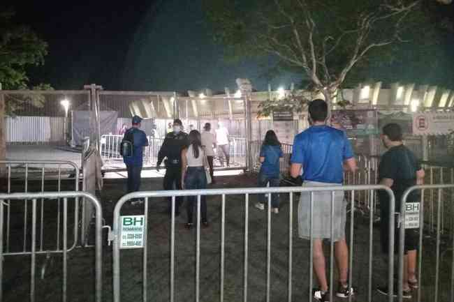 Torcedores aguardam a abertura da esplanada do Mineiro