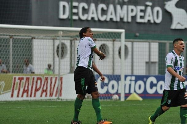 Zagueiro americano Rafael Lima marcou o gol do ttulo sobre o CRB e emocionou o Independncia