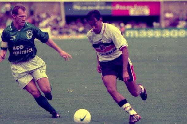 Camisa que o Santa Cruz conseguiu o acesso à Série A do Brasileiro em 1999 fornecida pela Finta