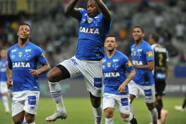 Em jogo com grande atuao do goleiro Fbio, Cruzeiro derrotou Santos de virada, por 2 a 1, com gols de Sass e Raniel; Gabriel Barbosa marcou para o Peixe, no Mineiro, pela 26 rodada do Brasileiro